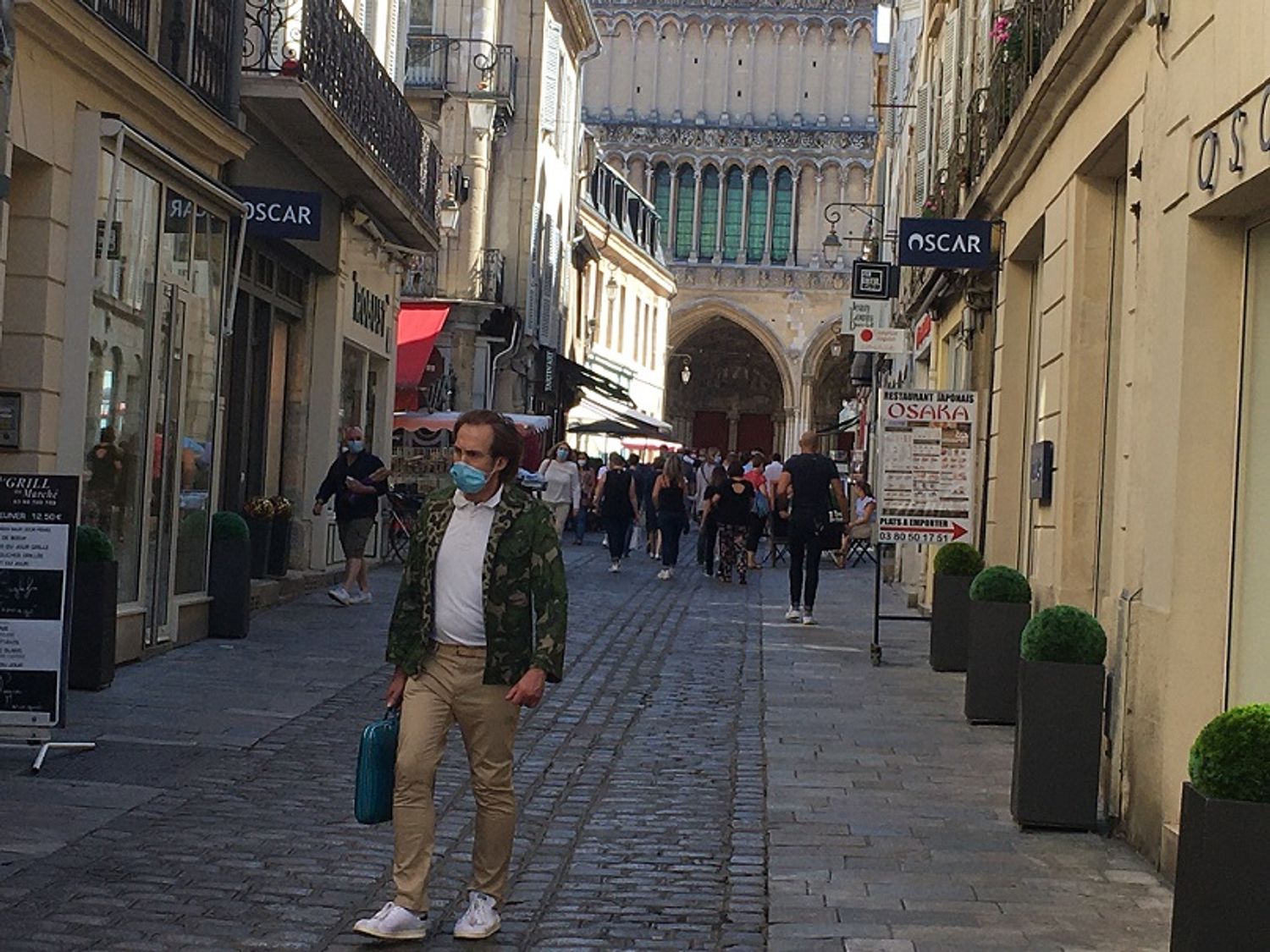 En plus du port du masque, de nouvelles restrictions sont entrées en vigueur ce lundi matin